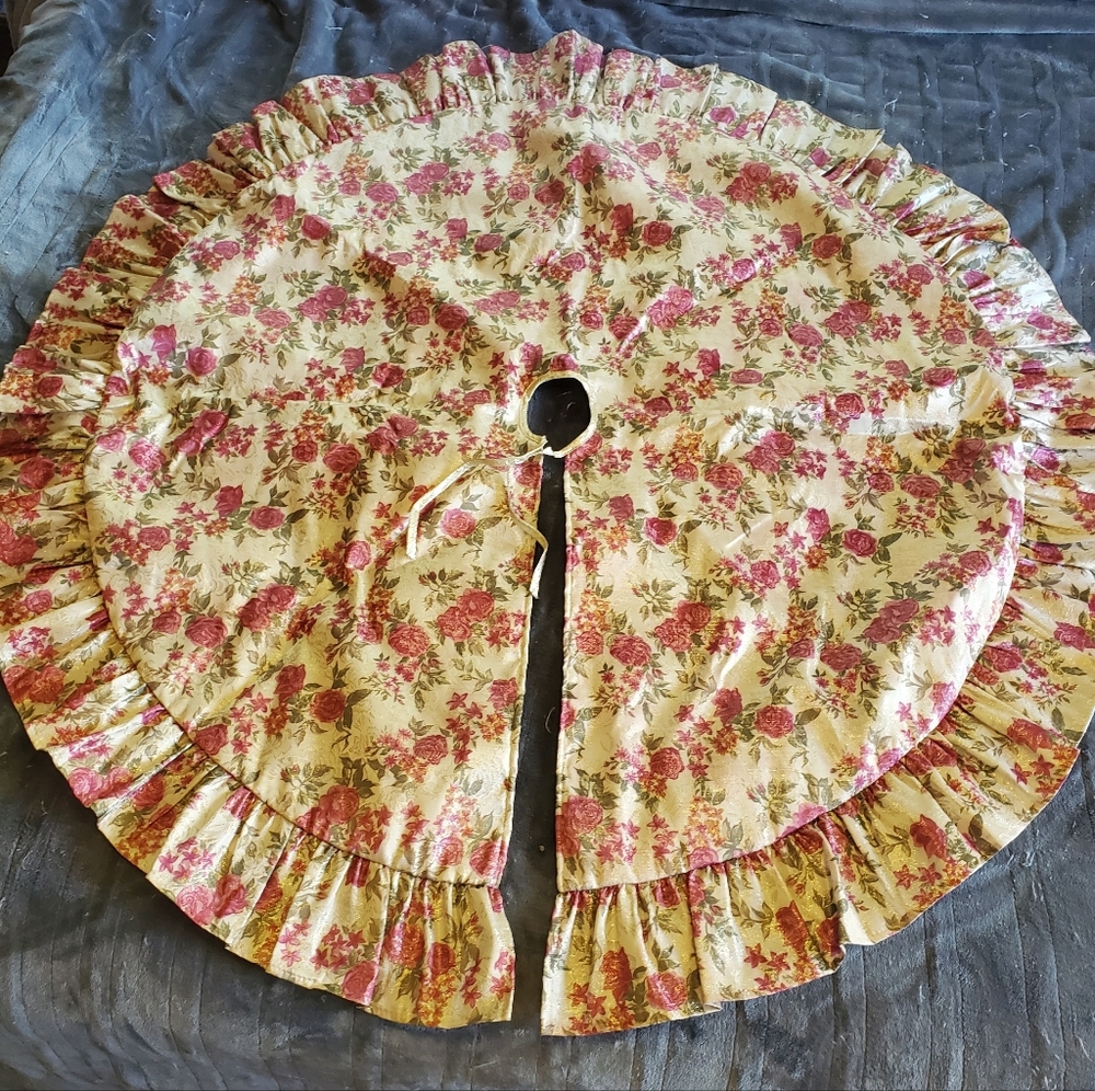Vintage Floral Gold Embossed Ruffled Tree Skirt